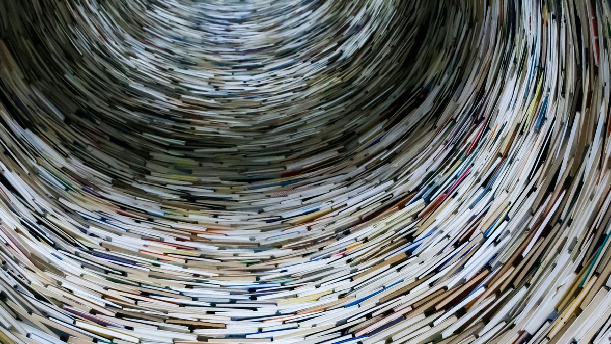 Innere eines runden Turms, der aus Büchern besteht